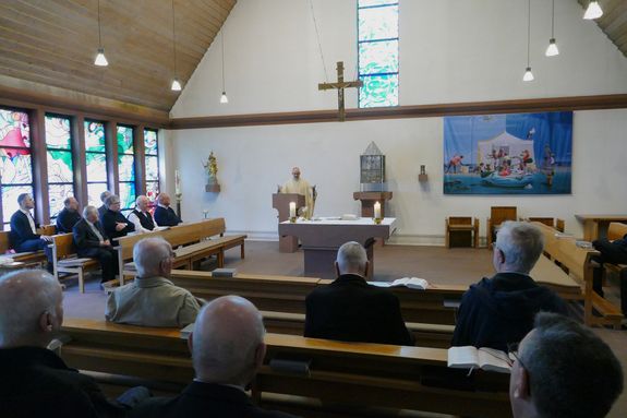 Bischof Dr. Franz Jung feierte mit Priestern des Bistums, die in diesem Jahr ein Weihejubiläum begehen, in der Hauskapelle des Tagungszentrums Schmerlenbach einen Gottesdienst. 