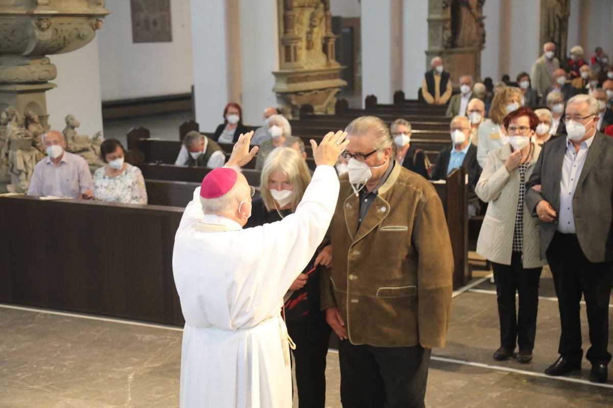 2621/0609 Ehejubilare Weihbischof Boom_27477 Weihbischof Boom und weiteren Priester und Diakone weihen Ehejubilare, die ihr goldenes, diamantenes oder eisernes Ehejubiläum feiern.
