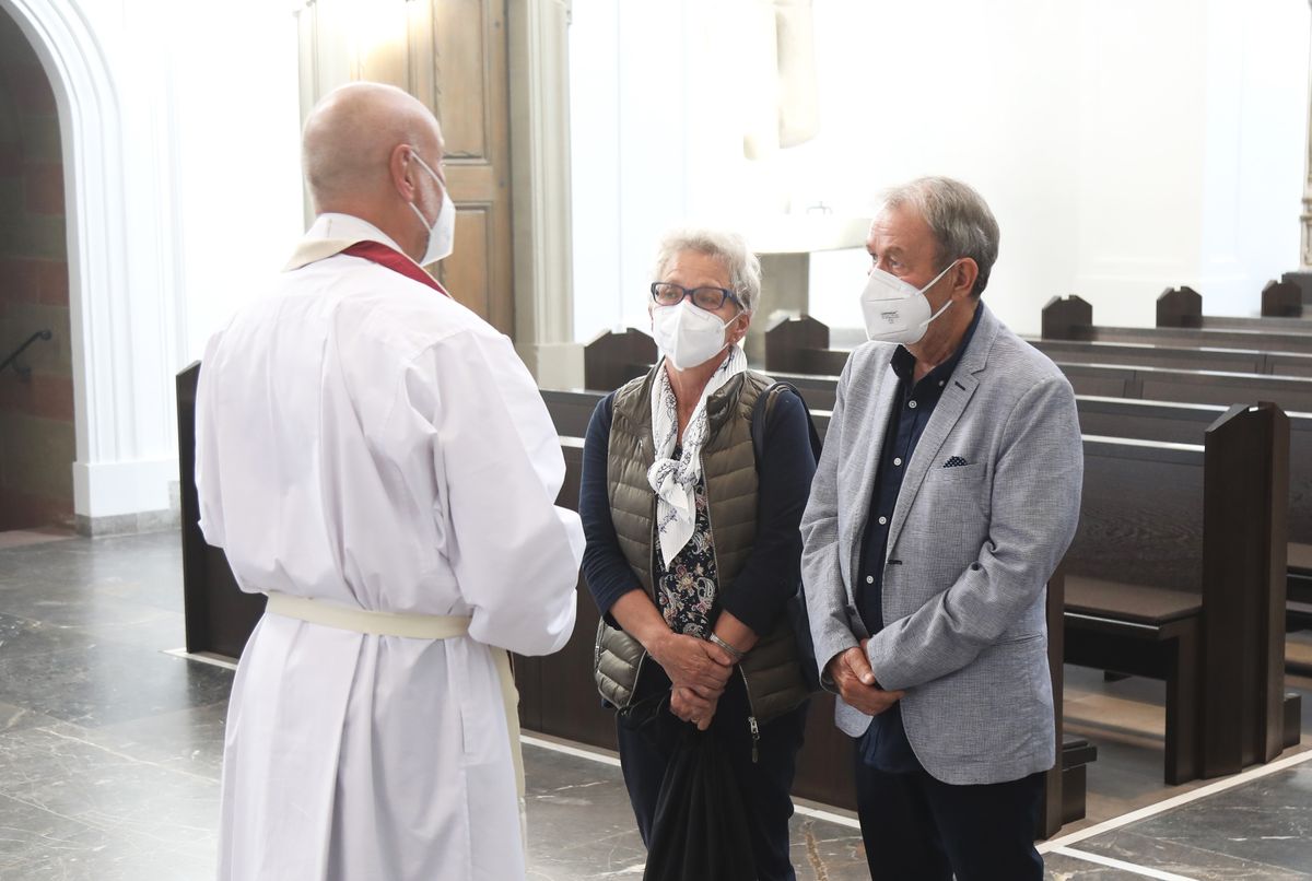 2721/0648 Gottesdienst für Ehejubilare mit Bischof Dr. Franz Jung am Freitagnachmittag, 2. Juli 2021_28537 Bischof Dr. Franz Jung feierte am Freitagnachmittag, 2. Juli 2021, einen Dankgottesdienst im Kiliansdom mit Ehepaaren, die goldenes, diamantenes oder eisernes Ehejubiläum feiern.