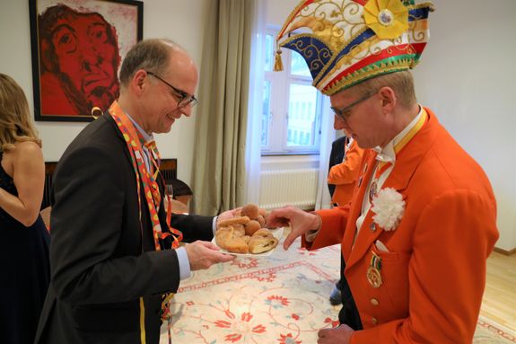 Bischof Dr. Franz Jung bewirtete seine Gäste persönlich. Bischof Dr. Franz Jung bewirtete seine Gäste persönlich.