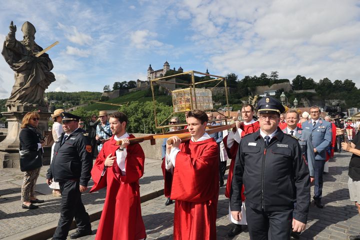 Mit einer Reliquienprozession von Sankt Burkard über die Alte Mainbrücke zum Kiliansdom wird die Kiliani-Wallfahrtswoche eröffnet. Das Foto entstand bei der Eröffnung im Jahr 2024.