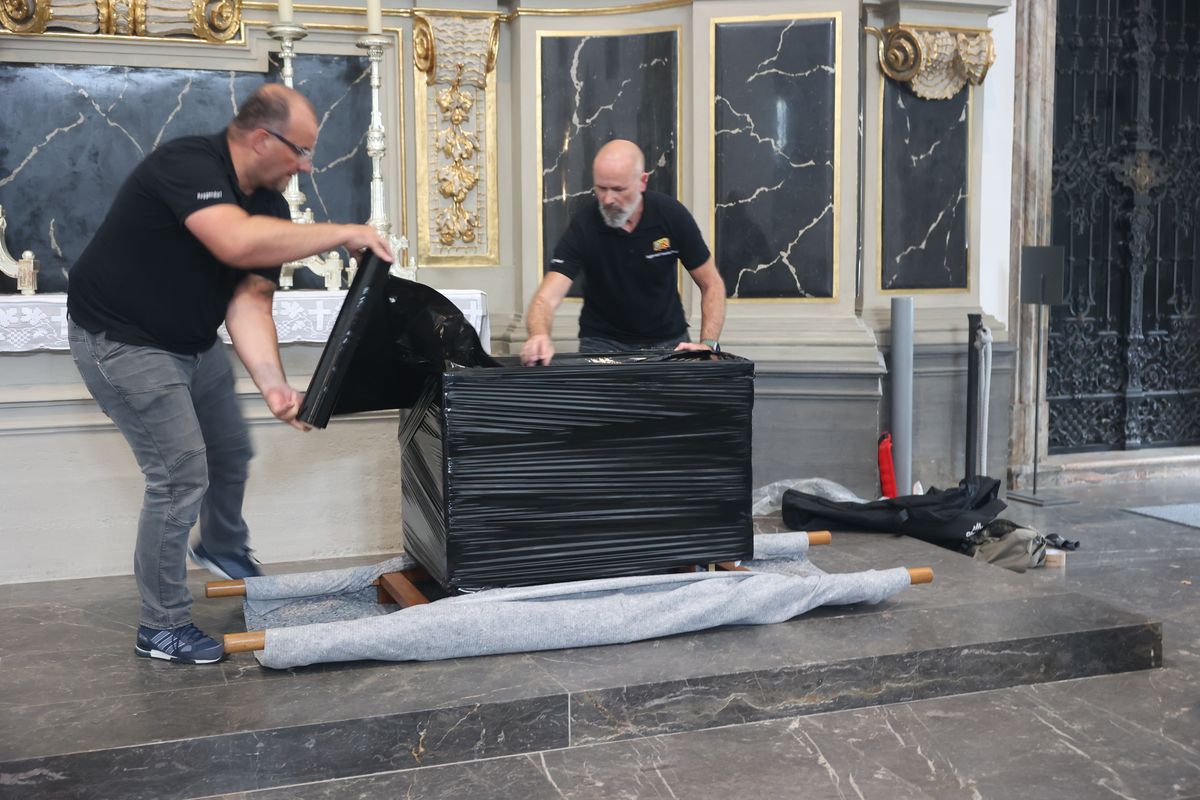 Auch das Tragegestell für den Kiliansschrein wurde für den Transport sicher verpackt. 