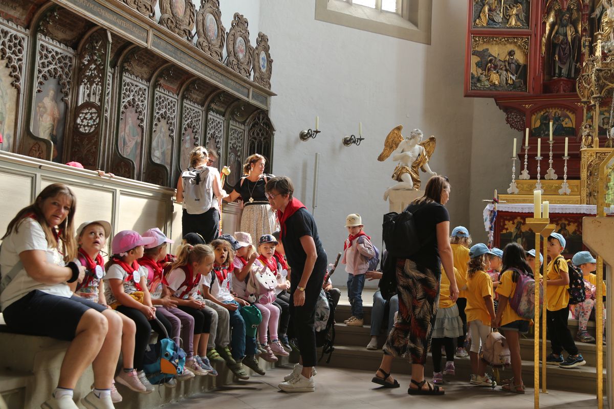 Rund 900 Kindergartenkinder haben am Freitag, 11. Juli, einen Gottesdienst mit Bischof Dr. Franz Jung in der Kirche Sankt Burkard gefeiert. Im Anschluss zogen sie über die Alte Mainbrücke in den Kiliansdom. 