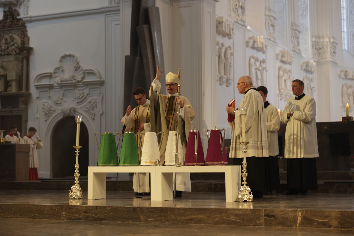 Den Schlusssegen erteilte der Bischof an den Kannen mit den Heiligen Ölen.  Den Schlusssegen erteilte der Bischof an den Kannen mit den Heiligen Ölen.
