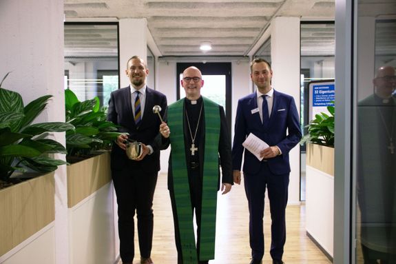 Bischof Dr. Franz Jung (Mitte) segnete die neuen Büroräume der SBW-Bauträger- und Verwaltungs-GmbH in der Würzburger Bismarckstraße 9. Links sein persönlicher Referent Kilian Martin, rechts Alexander Krebs, Geschäftsführer der SBW GmbH.  Bischof Dr. Franz Jung (Mitte) segnete die neuen Büroräume der SBW-Bauträger- und Verwaltungs-GmbH in der Würzburger Bismarckstraße 9. Links sein persönlicher Referent Kilian Martin, rechts Alexander Krebs, Geschäftsführer der SBW GmbH.