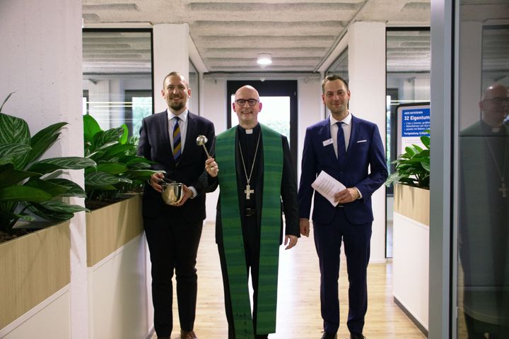Bischof Dr. Franz Jung (Mitte) segnete die neuen Büroräume der SBW-Bauträger- und Verwaltungs-GmbH in der Würzburger Bismarckstraße 9. Links sein persönlicher Referent Kilian Martin, rechts Alexander Krebs, Geschäftsführer der SBW GmbH. 