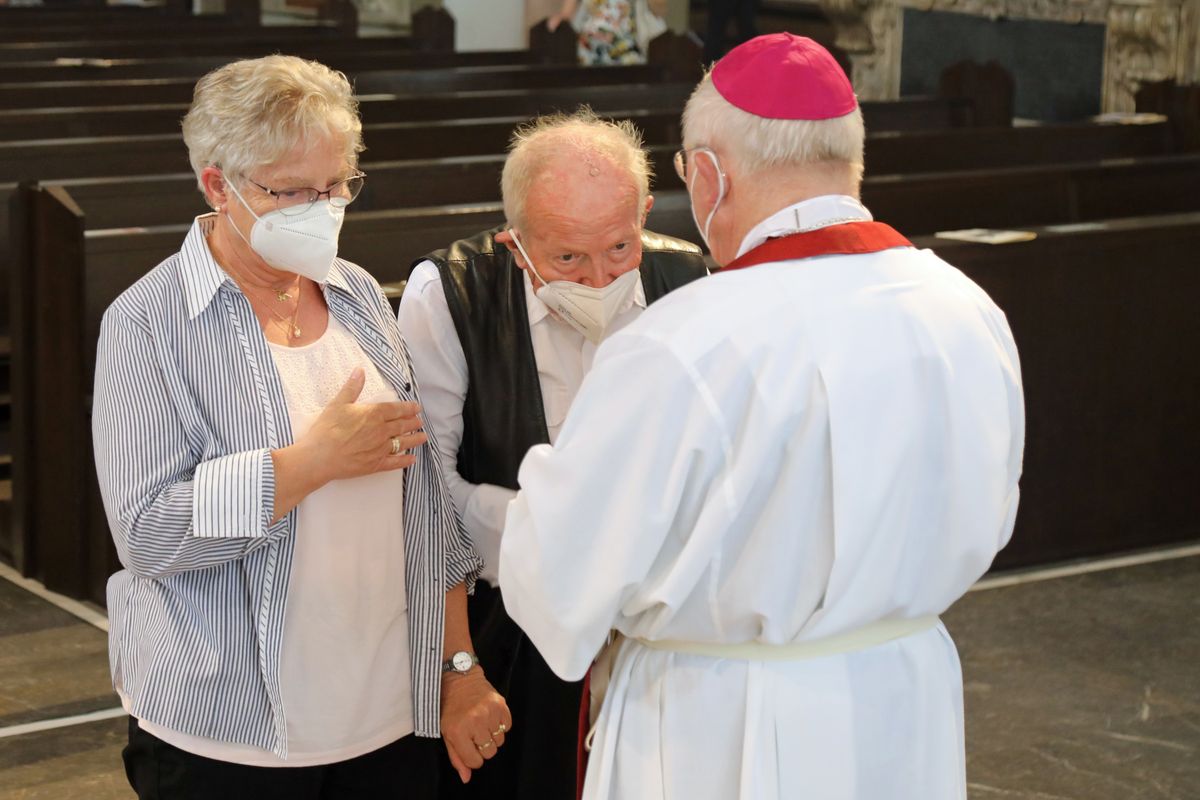 2621/0625 Gottesdienst für Ehejubilare mit Weihbischof Ulrich Boom am 29. Juni 2021_28076 Weihbischof Ulrich Boom feierte am Dienstagnachmittag, 29. Juni, einen Gottesdienst für Ehepaare, die 2020 oder 2021 ihr goldenes, diamantenes oder eisernes Ehejubiläum hatten. Im Anschluss konnten sich die Paare segnen lassen.
