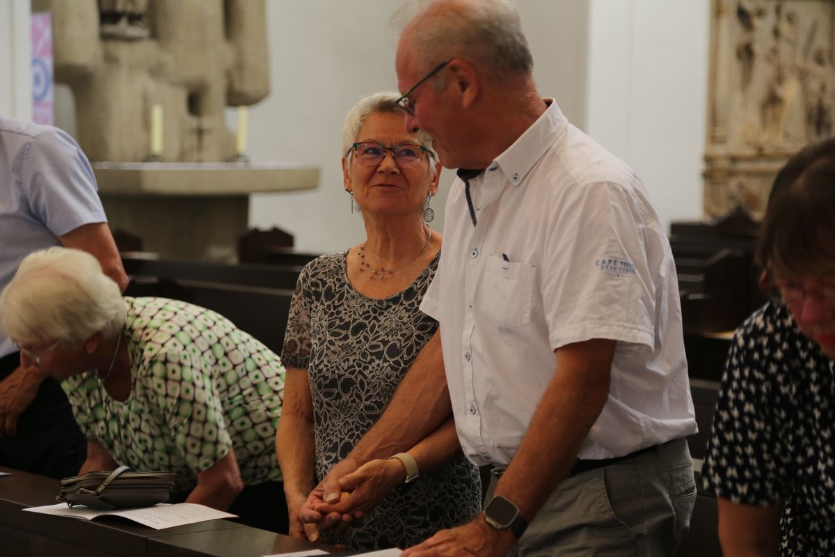 Rund 250 Ehejubilare haben am Freitagnachmittag, 4. Juli, im Kiliansdom in einem Pontifikalgottesdienst mit Weihbischof em. Ulrich Boom ihr Eheversprechen erneuert. 
