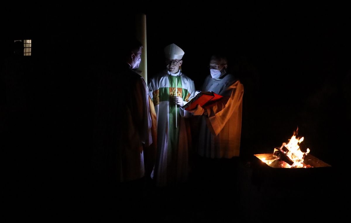 Die Osterkerze wurde im Domkreuzgang am Osterfeuer entzündet und in den dunklen Dom getragen.