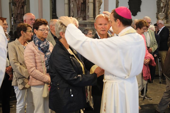 Seelsorgerinnen und Seelsorger spendeten nach dem Gottesdienst den Jubelpaaren individuell den Segen.