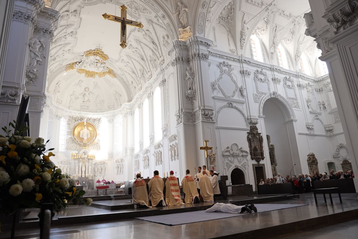 Bei einem feierlichen Gottesdienst im Würzburger Kiliansdom weihte Bischof Dr. Franz Jung Bertram Ziegler zum Diakon. Zahlreiche Verwandte, Freunde und Wegbegleiter des Priesterseminaristen nahmen an der Feier teil.