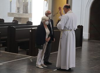 Bischof em. Dr. Friedhelm Hofmann feierte am Freitagnachmittag, 25. Juni, einen Dankgottesdienst mit Ehepaaren, die seit 50, 60 oder 65 Jahren verheiratet sind. Anschließend spendeten der Bischof sowie weitere Priester und Diakone den Jubilaren mit Abstand den Segen.