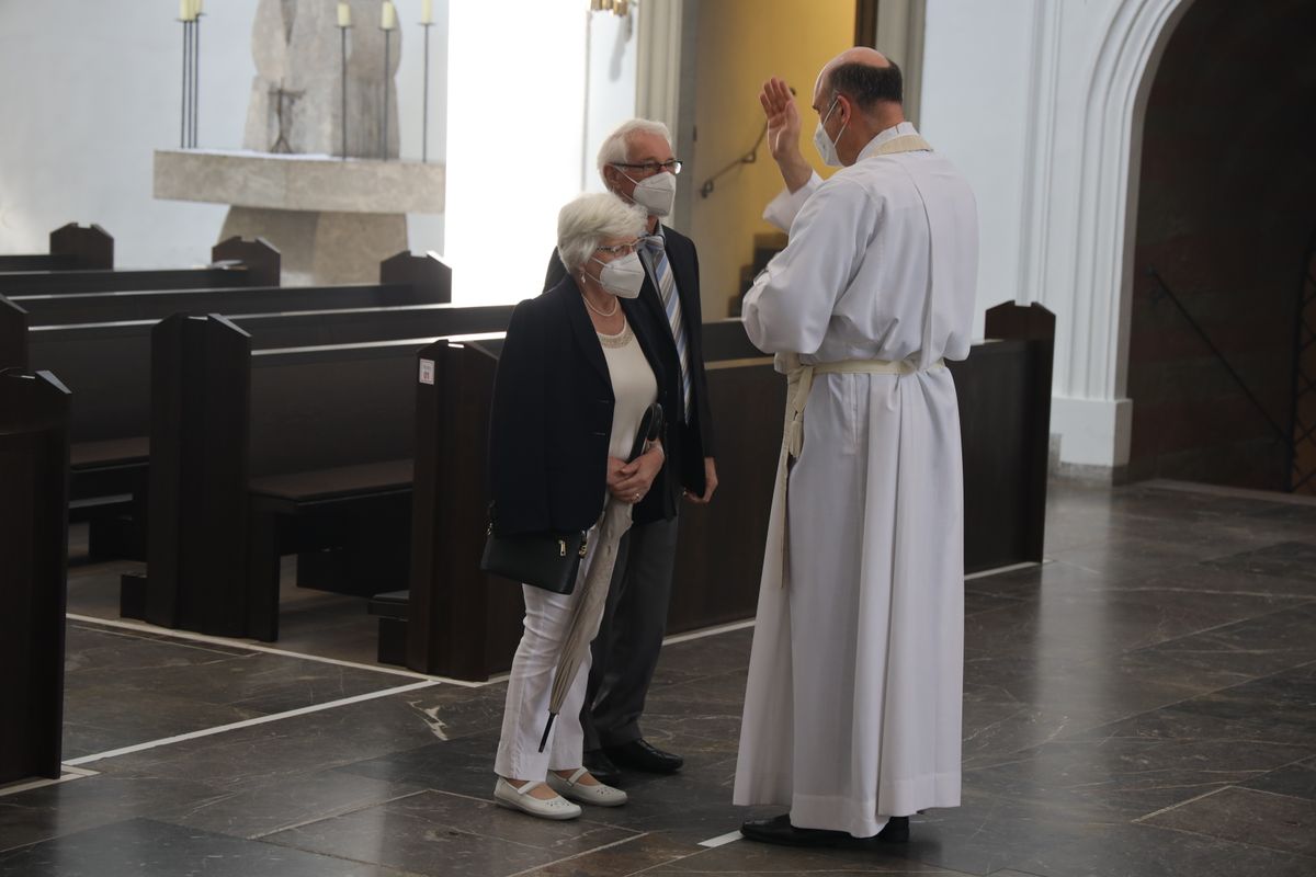 Bischof em. Dr. Friedhelm Hofmann feierte am Freitagnachmittag, 25. Juni, einen Dankgottesdienst mit Ehepaaren, die seit 50, 60 oder 65 Jahren verheiratet sind. Anschließend spendeten der Bischof sowie weitere Priester und Diakone den Jubilaren mit Abstand den Segen.