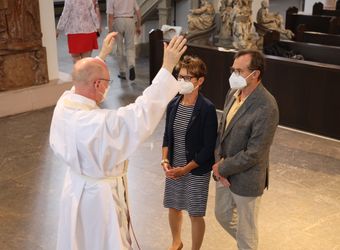 Bischof em. Dr. Friedhelm Hofmann feierte am Freitagnachmittag, 25. Juni, einen Dankgottesdienst mit Ehepaaren, die seit 50, 60 oder 65 Jahren verheiratet sind. Anschließend spendeten der Bischof sowie weitere Priester und Diakone den Jubilaren mit Abstand den Segen.