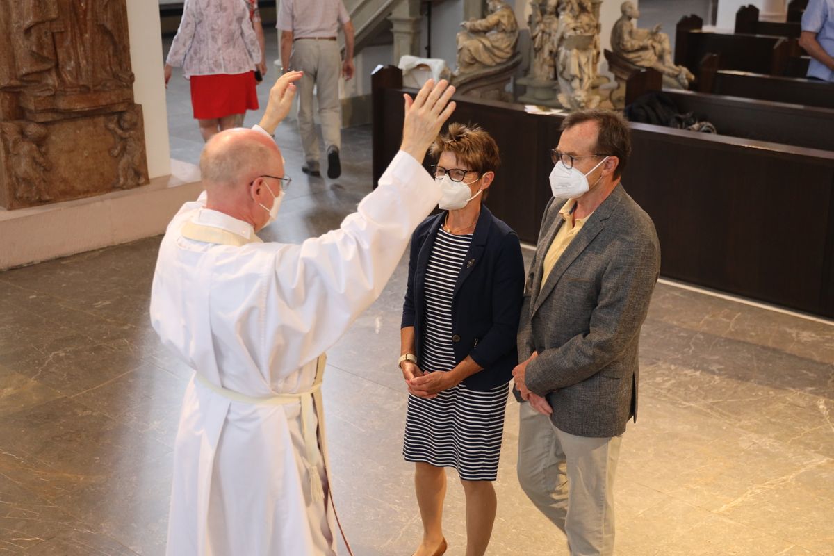 Bischof em. Dr. Friedhelm Hofmann feierte am Freitagnachmittag, 25. Juni, einen Dankgottesdienst mit Ehepaaren, die seit 50, 60 oder 65 Jahren verheiratet sind. Anschließend spendeten der Bischof sowie weitere Priester und Diakone den Jubilaren mit Abstand den Segen.