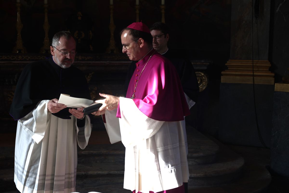 Dompropst Paul Reder (rechts) überreichte Domvikar Dr. Matthias Leineweber die Ernennungsurkunde. 
