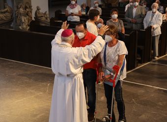 Mit rund 110 Ehepaaren aus der ganzen Diözese hat Weihbischof Ulrich Boom am Mittwochnachmittag, 23. Juni, einen Pontifikalgottesdienst gefeiert. Eingeladen waren Ehejubilare, die in den Jahren 2020 und 2021 auf 50, 60 oder 65 gemeinsame Jahre zurückblicken.
