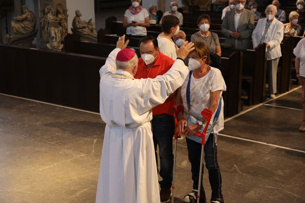 Mit rund 110 Ehepaaren aus der ganzen Diözese hat Weihbischof Ulrich Boom am Mittwochnachmittag, 23. Juni, einen Pontifikalgottesdienst gefeiert. Eingeladen waren Ehejubilare, die in den Jahren 2020 und 2021 auf 50, 60 oder 65 gemeinsame Jahre zurückblicken.