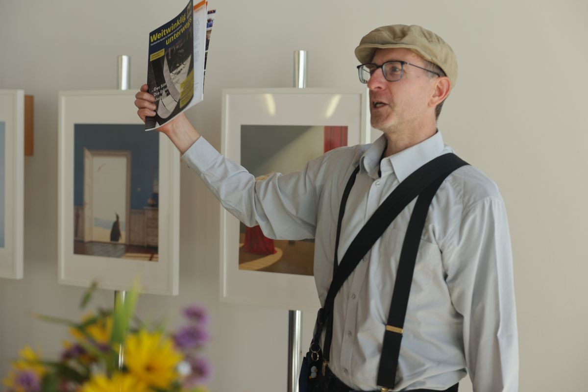 Als Dorfbote mit Schelle in der Hand warb Christian Schmitt für den Sonderdruck zum Abschied von Johannes Simon. 