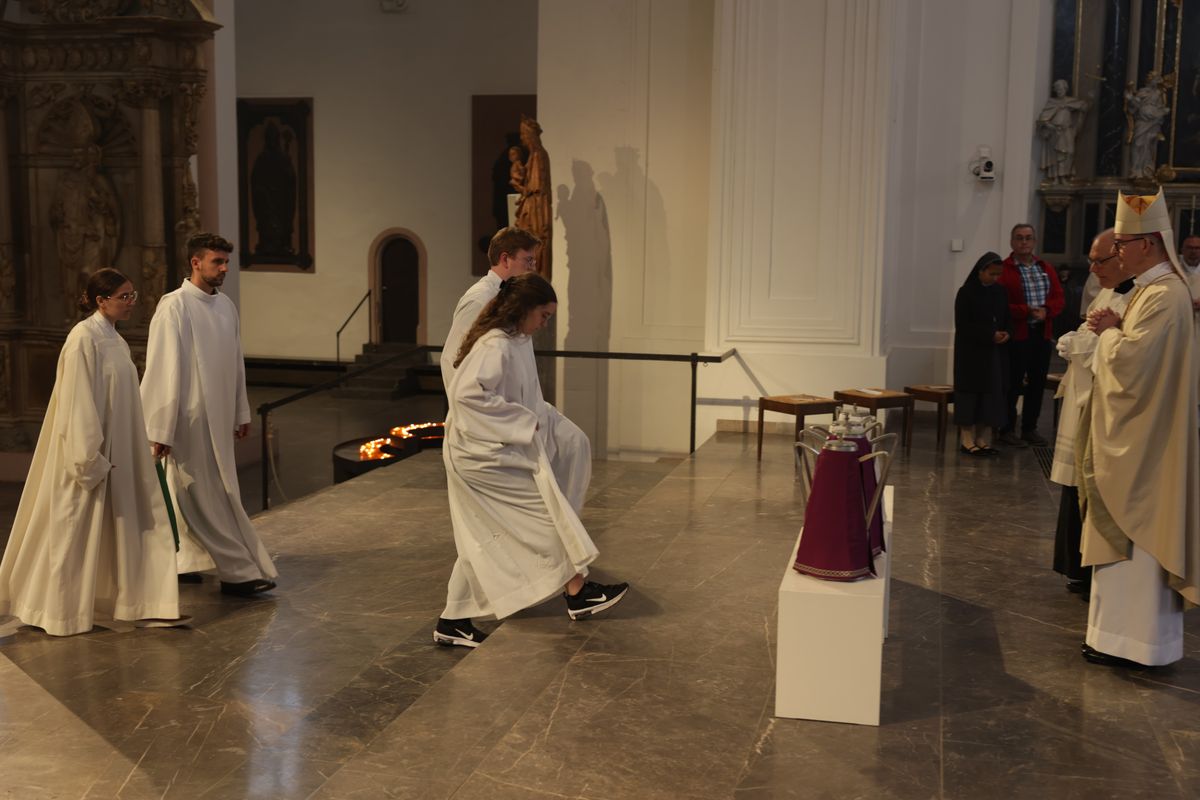 Katechetinnen und Katecheten brachten das Katechumenenöl zur Weihe in den Altarraum. Katechetinnen und Katecheten brachten das Katechumenenöl zur Weihe in den Altarraum.