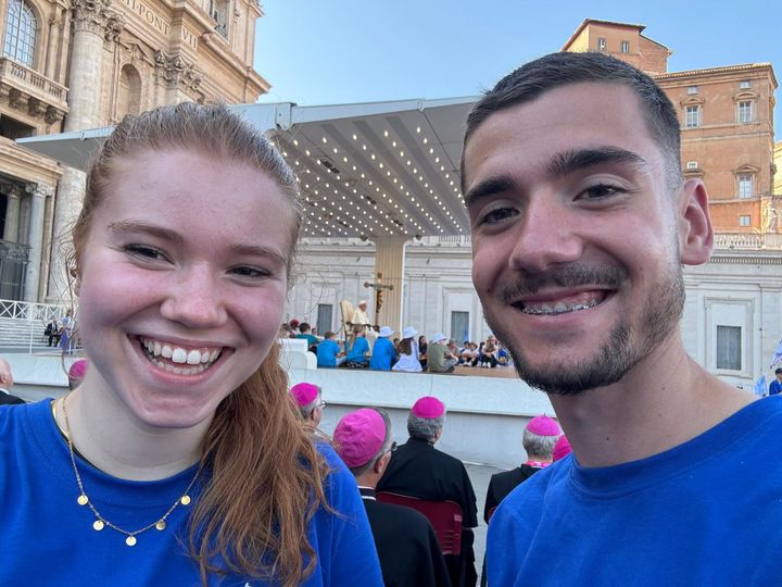 Johanna Breid und Anton Bracklow aus der Gemeinde Sankt Kilian in Aschaffenburg haben bei der Papstaudienz der Ministrantenwallfahrt nach Rom im "Chor der Nationen" mitgesungen.