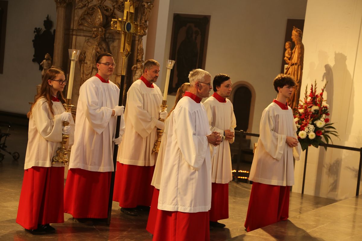 Rund 250 Ehejubilare haben am Freitagnachmittag, 4. Juli, im Kiliansdom in einem Pontifikalgottesdienst mit Weihbischof em. Ulrich Boom ihr Eheversprechen erneuert. 