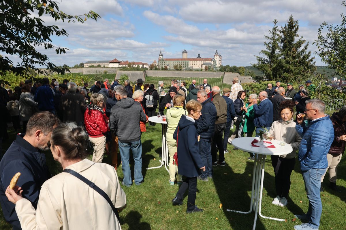 Ein Empfang im ehemaligen Klostergarten schloss sich an den Gottesdienst an.