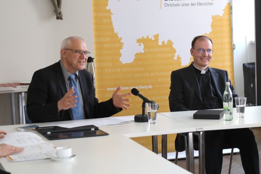 Bei einer Pressekonferenz im Medienhaus der Diözese stellte sich der ernannte Weihbischof Paul Reder den Fragen der Journalisten. Links Liturgiereferent Dr. Stephan Steger. Bei einer Pressekonferenz im Medienhaus der Diözese stellte sich der ernannte Weihbischof Paul Reder den Fragen der Journalisten. Links Liturgiereferent Dr. Stephan Steger.