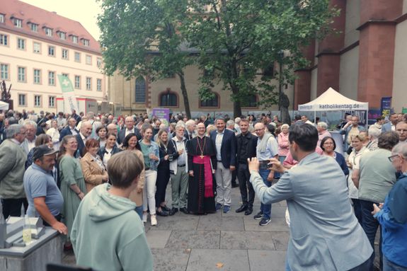 Rund 900 Personen feierten den Kiliani-Pontifikalgottesdienst für Räte und Politiker am Montagabend, 7. Juli, im Kiliansdom mit. Eine Begegnung auf dem Kiliansplatz schloss sich an. 