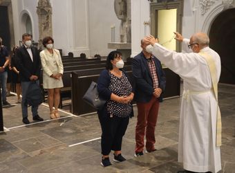Bischof Dr. Franz Jung feierte am Mittwochabend, 23. Juni, einen Gottesdienst für Ehepaare, die 2021 oder 2021 auf 25 gemeinsame Jahre zurückblicken. Im Anschluss konnten sich die Paare segnen lassen.