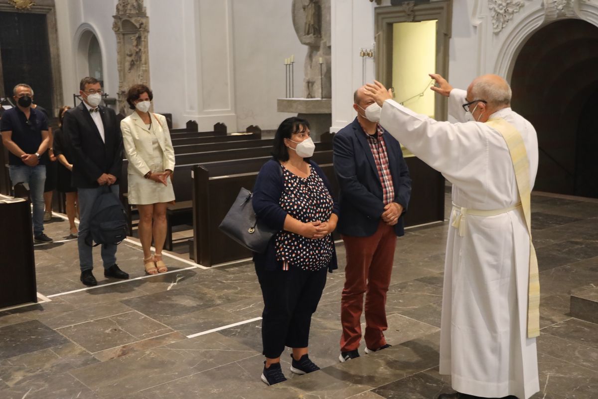 Bischof Dr. Franz Jung feierte am Mittwochabend, 23. Juni, einen Gottesdienst für Ehepaare, die 2021 oder 2021 auf 25 gemeinsame Jahre zurückblicken. Im Anschluss konnten sich die Paare segnen lassen.