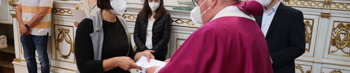 2721/0642 Umweltauditor(inn)en_28346 Bei einem ökumenischen Gottesdienst im Würzburger Neumünster überreichten Regionalbischöfin Gisela Bornowski und Dompfarrer Stefan Gessner die Zertifikate an die neuen kirchlichen Umweltauditorinnen und -auditoren.