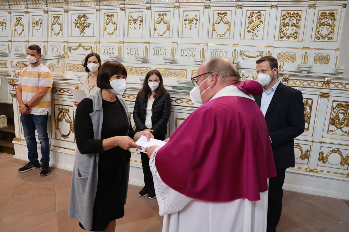 2721/0642 Umweltauditor(inn)en_28346 Bei einem ökumenischen Gottesdienst im Würzburger Neumünster überreichten Regionalbischöfin Gisela Bornowski und Dompfarrer Stefan Gessner die Zertifikate an die neuen kirchlichen Umweltauditorinnen und -auditoren.