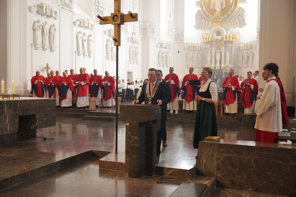 Mit einer Reliquienprozession von Sankt Burkard über die Alte Mainbrücke und einem Pontifikalgottesdienst im Kiliansdom ist am Sonntag, 6. Juli, die Kiliani-Wallfahrtswoche 2025 eröffnet worden.