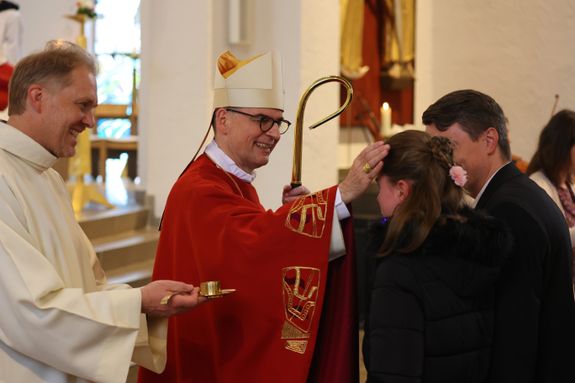 3751 Jugendliche empfingen 2023 das Sakrament der Firmung. Das Foto zeigt Bischof Dr. Franz Jung bei einer Firmung in Elsenfeld im November 2023.