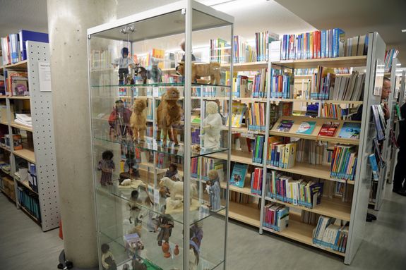 Im Religionspädagogischen Medienzentrum finden sich Materialien für alle Altersstufen.