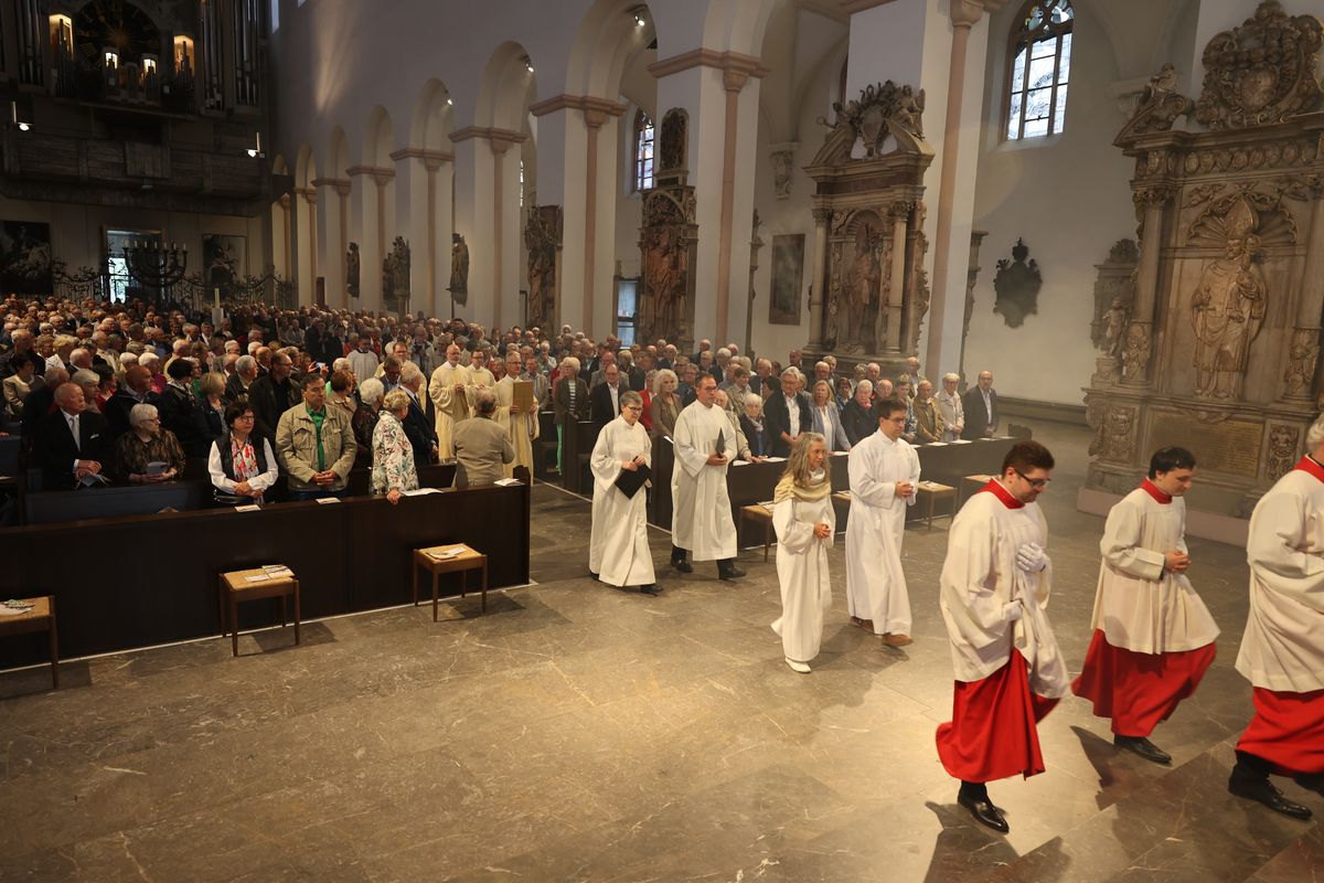 Mit mehr als 400 Ehepaaren, die seit 50, 60, 65 oder 70 Jahren verheiratet sind, hat Weihbischof em. Ulrich Boom am Donnerstagvormittag, 4. Juli, im Würzburger Kiliansdom einen Pontifikalgottesdienst gefeiert.