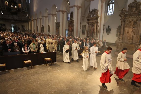 Mit mehr als 400 Ehepaaren, die seit 50, 60, 65 oder 70 Jahren verheiratet sind, hat Weihbischof em. Ulrich Boom am Donnerstagvormittag, 4. Juli, im Würzburger Kiliansdom einen Pontifikalgottesdienst gefeiert.