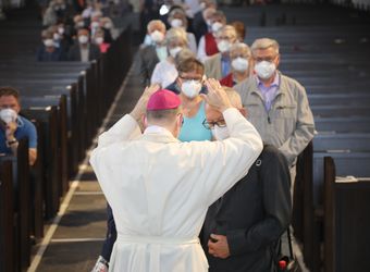 Bischof Dr. Franz Jung segnete nach dem Gottesdienst die Ehejubilare.