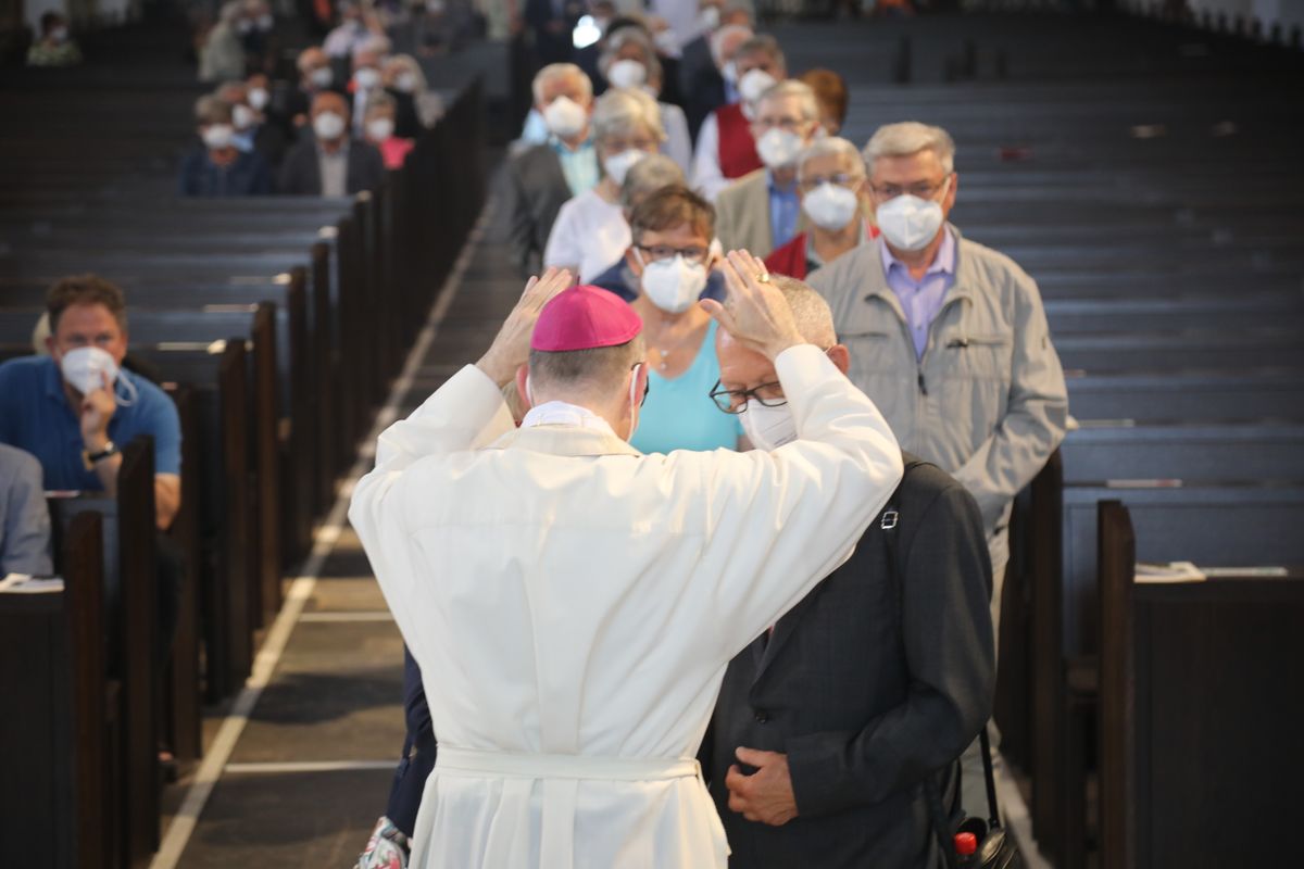 2721/0630_Ehejubilare mit Bischof Franz Jung_28167 Bischof Dr. Franz Jung segnete nach dem Gottesdienst die Ehejubilare.