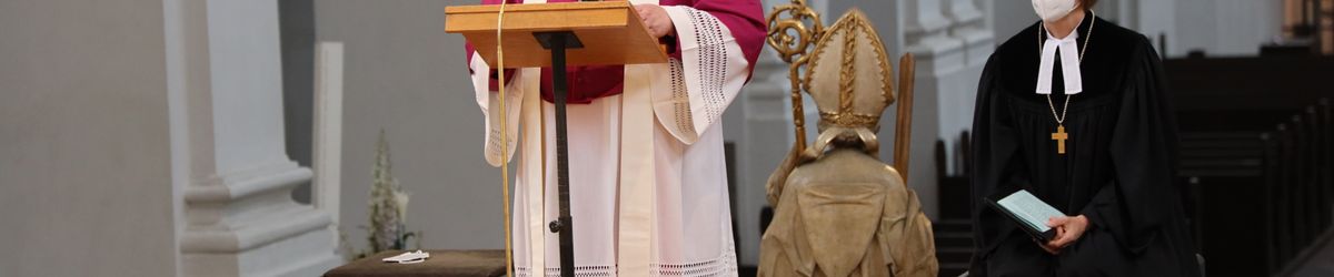 2721/0642 Umweltauditor(inn)en_28339 Bei einem ökumenischen Gottesdienst im Würzburger Neumünster überreichten Regionalbischöfin Gisela Bornowski und Dompfarrer Stefan Gessner die Zertifikate an die neuen kirchlichen Umweltauditorinnen und -auditoren.