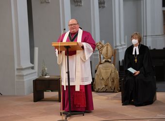 2721/0642 Umweltauditor(inn)en_28339 Bei einem ökumenischen Gottesdienst im Würzburger Neumünster überreichten Regionalbischöfin Gisela Bornowski und Dompfarrer Stefan Gessner die Zertifikate an die neuen kirchlichen Umweltauditorinnen und -auditoren.