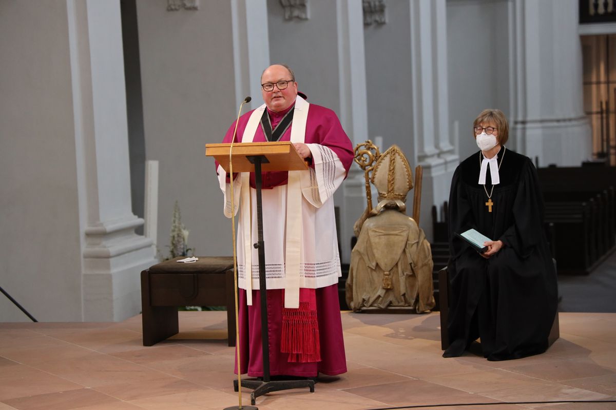 2721/0642 Umweltauditor(inn)en_28339 Bei einem ökumenischen Gottesdienst im Würzburger Neumünster überreichten Regionalbischöfin Gisela Bornowski und Dompfarrer Stefan Gessner die Zertifikate an die neuen kirchlichen Umweltauditorinnen und -auditoren.