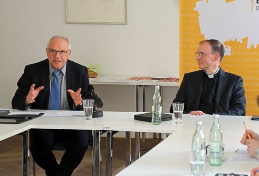 Bei einer Pressekonferenz im Medienhaus der Diözese stellte sich der ernannte Weihbischof Paul Reder den Fragen der Journalisten. Links Liturgiereferent Dr. Stephan Steger. Bei einer Pressekonferenz im Medienhaus der Diözese stellte sich der ernannte Weihbischof Paul Reder den Fragen der Journalisten. Links Liturgiereferent Dr. Stephan Steger.