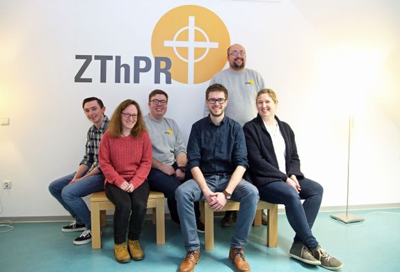 Im Zentrum für Theologiestudierende und zukünftige Pastoralreferentinnen und -referenten (ZThPR) im Kilianeum-Haus der Jugend in Würzburg gibt es das Logo nun als Wandtattoo (von links): Gabriel Abb, Lea Brenner, Fabian Waldherr, Christoph Schuhmann, Benjamin Hauck und Pastoralreferentin Andrea Schoknecht, Ausbildungsleiterin für die erste Bildungsphase.