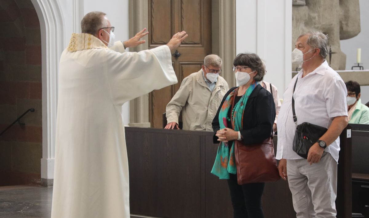 2721/0646 Ehejubilare Freitag, 2- Juli vormittags WB Boom_28476 Im Anschluss an den Ehejubilarsgottesdienst mit Weihbischof Ulrich Boom am Freitagvormittag, 2. Juli, konnten sich die Paare von ihm und weiteren Priestern und Diakonen segnen lassen.