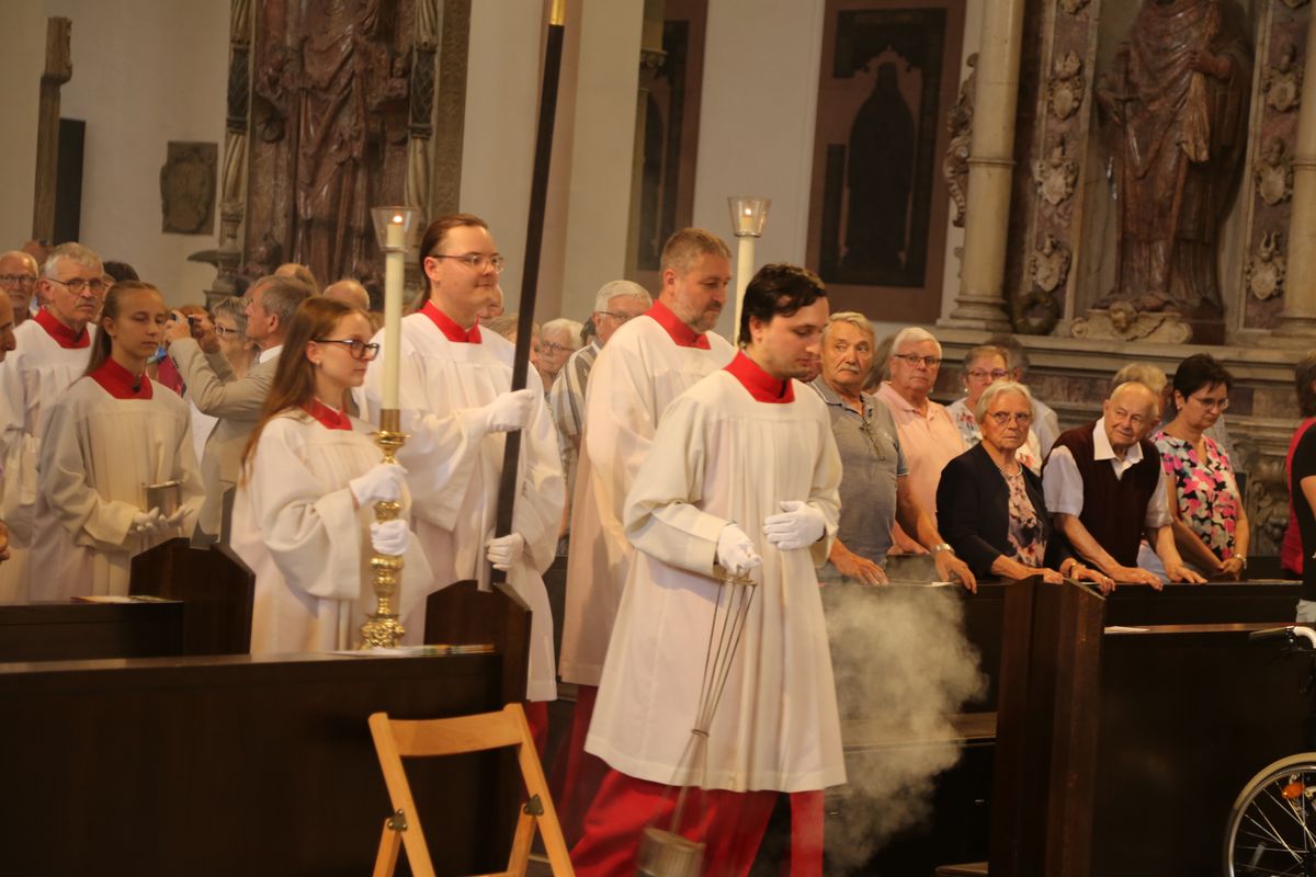 Rund 250 Ehejubilare haben am Freitagnachmittag, 4. Juli, im Kiliansdom in einem Pontifikalgottesdienst mit Weihbischof em. Ulrich Boom ihr Eheversprechen erneuert. 