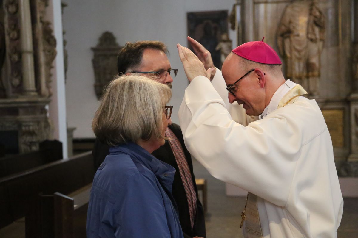 Bischof Dr. Franz Jung hat am Donnerstagnachmittag, 4. Juli, mit etwa 320 Paaren im Kiliansdom ihr goldenes oder diamantenes Ehejubiläum gefeiert.