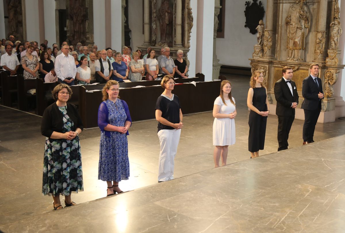 Fünf Frauen und zwei Männer hat Bischof Dr. Franz Jung bei einem Pontifikalgottesdienst am Freitag, 18. Juli 2025, als Pastoral- beziehungsweise Gemeindereferentinnen und -referenten beauftragt.
