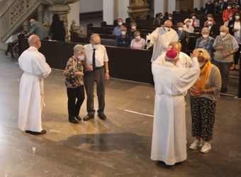 Bischof em. Dr. Friedhelm Hofmann feierte am Freitagnachmittag, 25. Juni, einen Dankgottesdienst mit Ehepaaren, die seit 50, 60 oder 65 Jahren verheiratet sind. Anschließend spendeten der Bischof sowie weitere Priester und Diakone den Jubilaren mit Abstand den Segen.